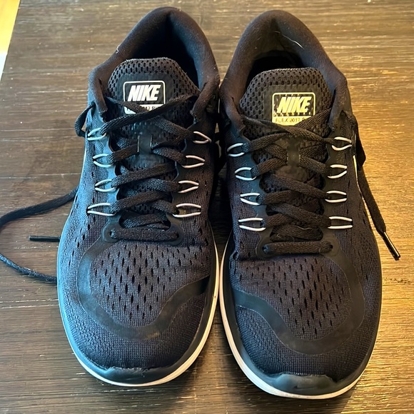 Black Nike Tennis Shoes - Picture 2 of 8
